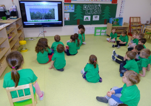 06 Dzieci oglądają prezentacje o lesie